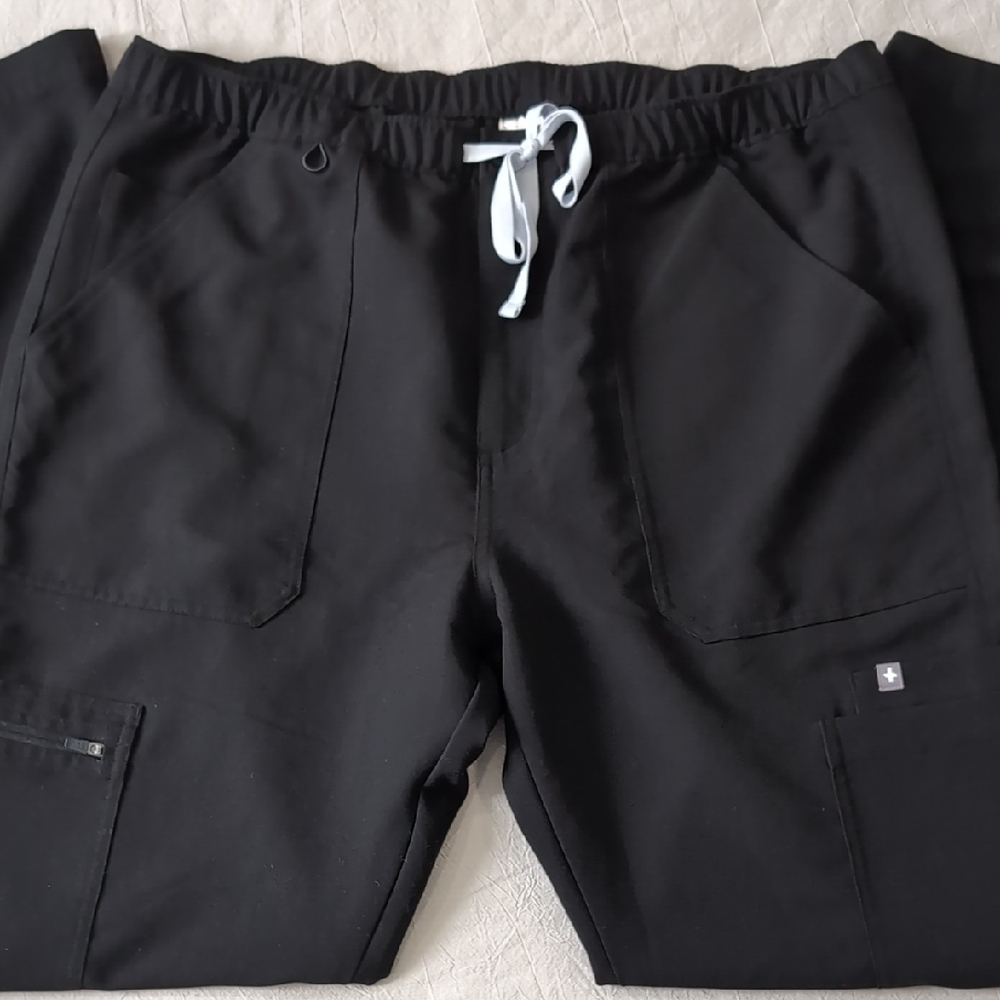 Figs Men's Black Cargo Pants And Top